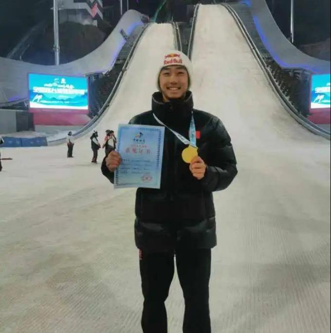晋中小伙王嘉磊全国跳台滑雪冠军赛摘金